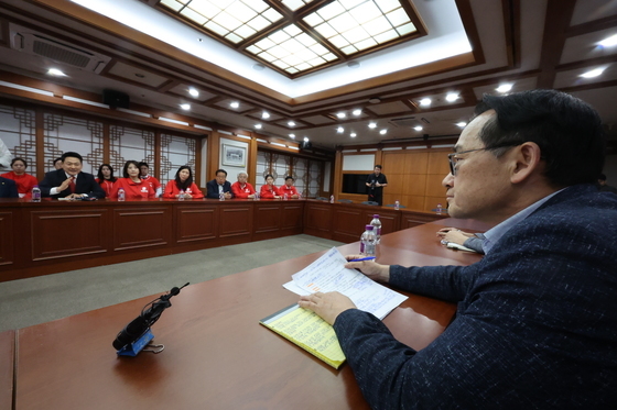 선관위에 항의하는 장동혁 대표