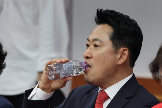 목 축이는 장동혁 대표