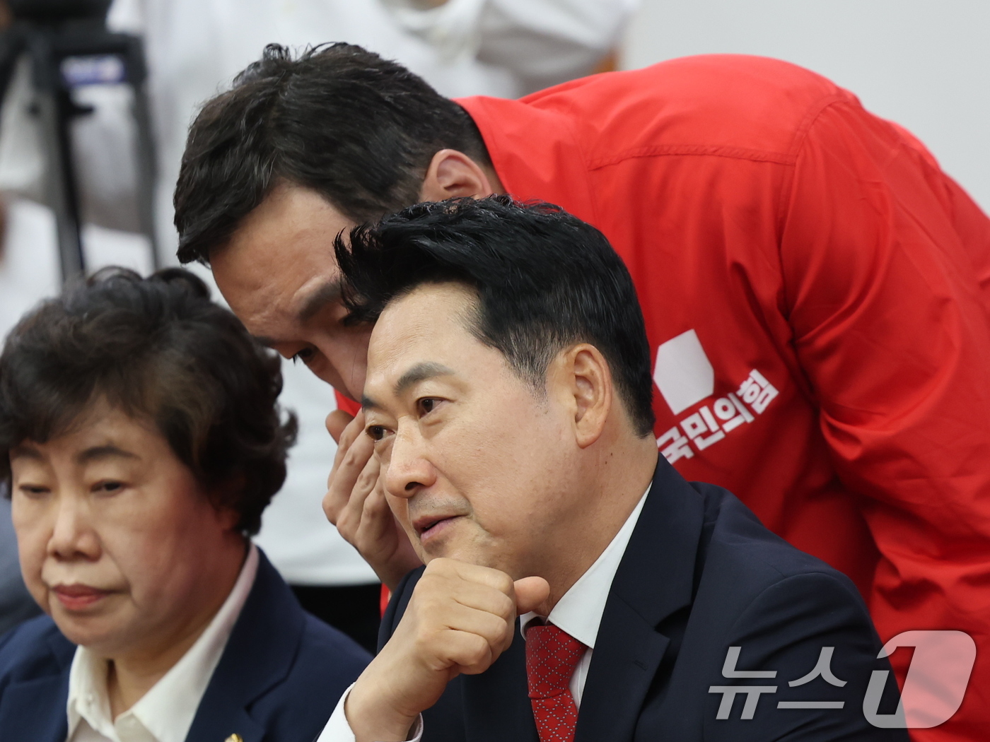(서울=뉴스1) 김진환 기자 = 장동혁 국민의힘 대표가 6·3 지방선거 본투표가 실시된 3일 서울 송파구 등 일부 투표소에서 벌어진 투표용지 부족 사태와 관련해 경기 과천 중앙선거 …