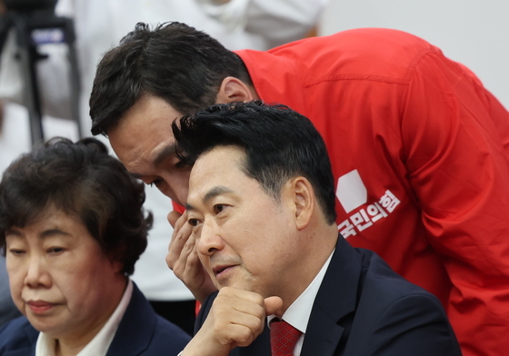 김민수 최고위원과 대화 나누는 장동혁 대표