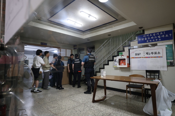 잠실7동 제2투표소 상황관리 들어간 경찰