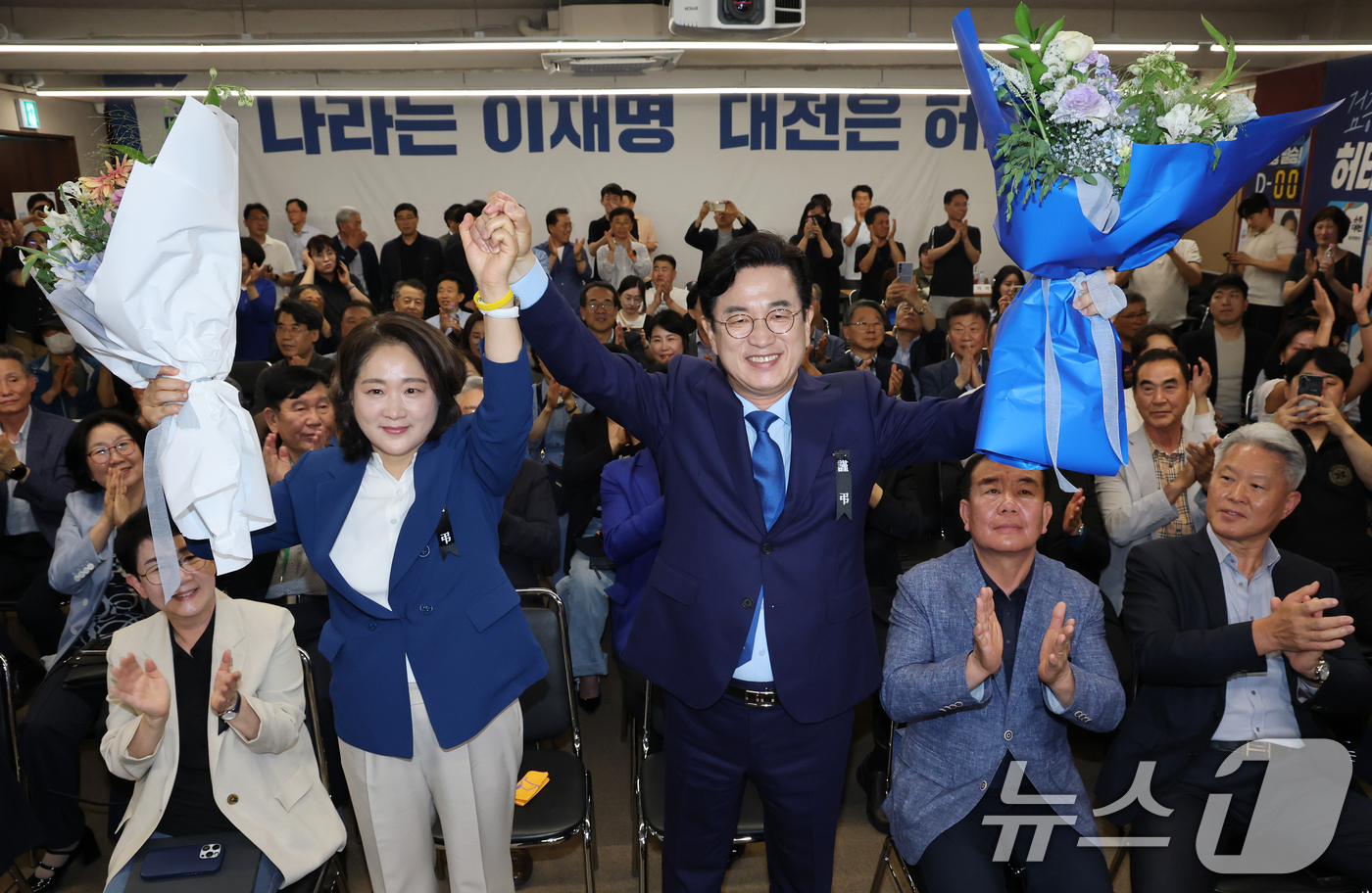 (대전=뉴스1) 김기태 기자 = 허태정 더불어민주당 대전시장 후보가 3일 대전 중구 선거사무실에서 당선이 확실해지자 꽃다발을 들고 환호하고 있다. 2026.6.3/뉴스1