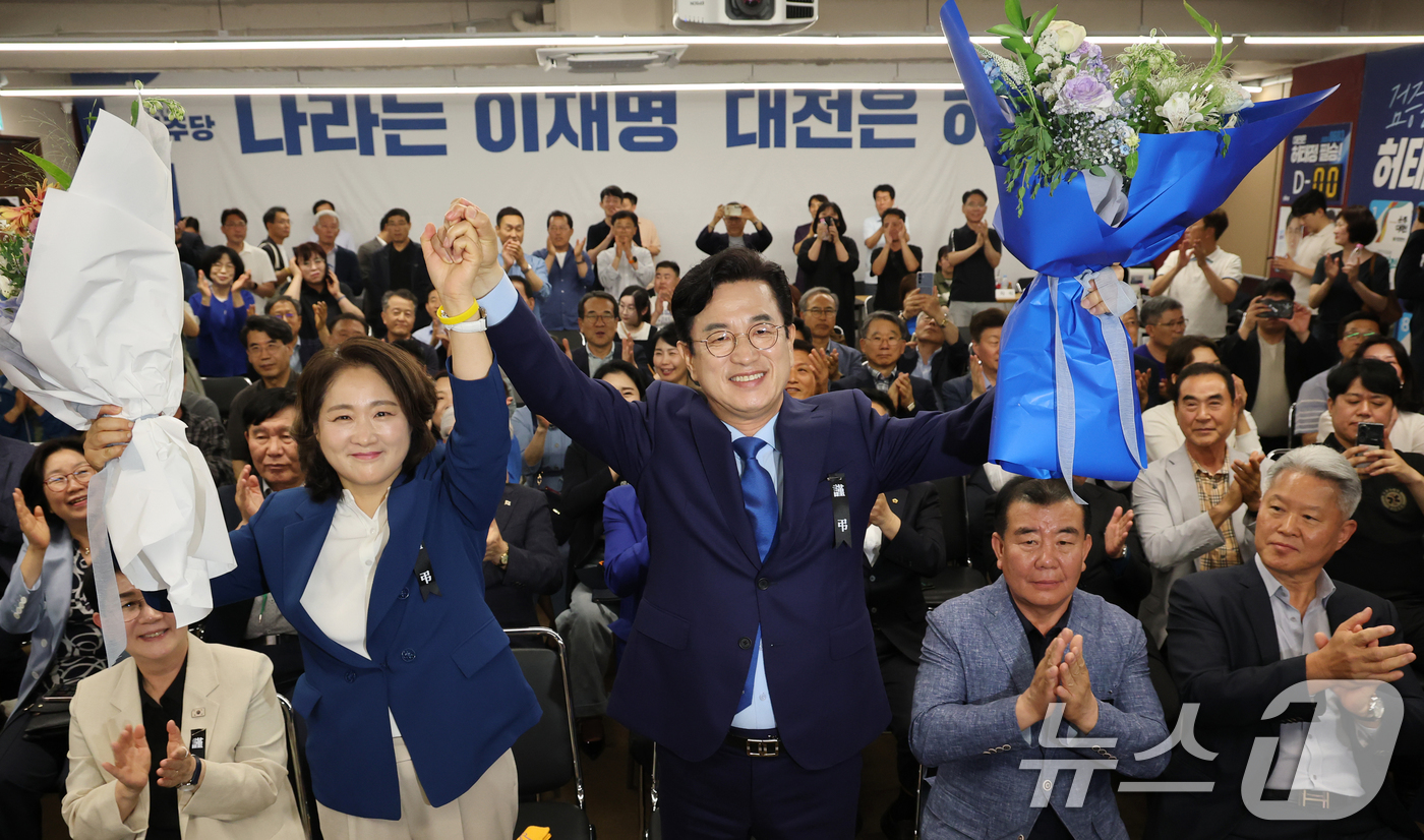 (대전=뉴스1) 김기태 기자 = 허태정 더불어민주당 대전시장 후보가 3일 대전 중구 선거사무실에서 당선이 확실해지자 꽃다발을 들고 환호하고 있다. 2026.6.3/뉴스1