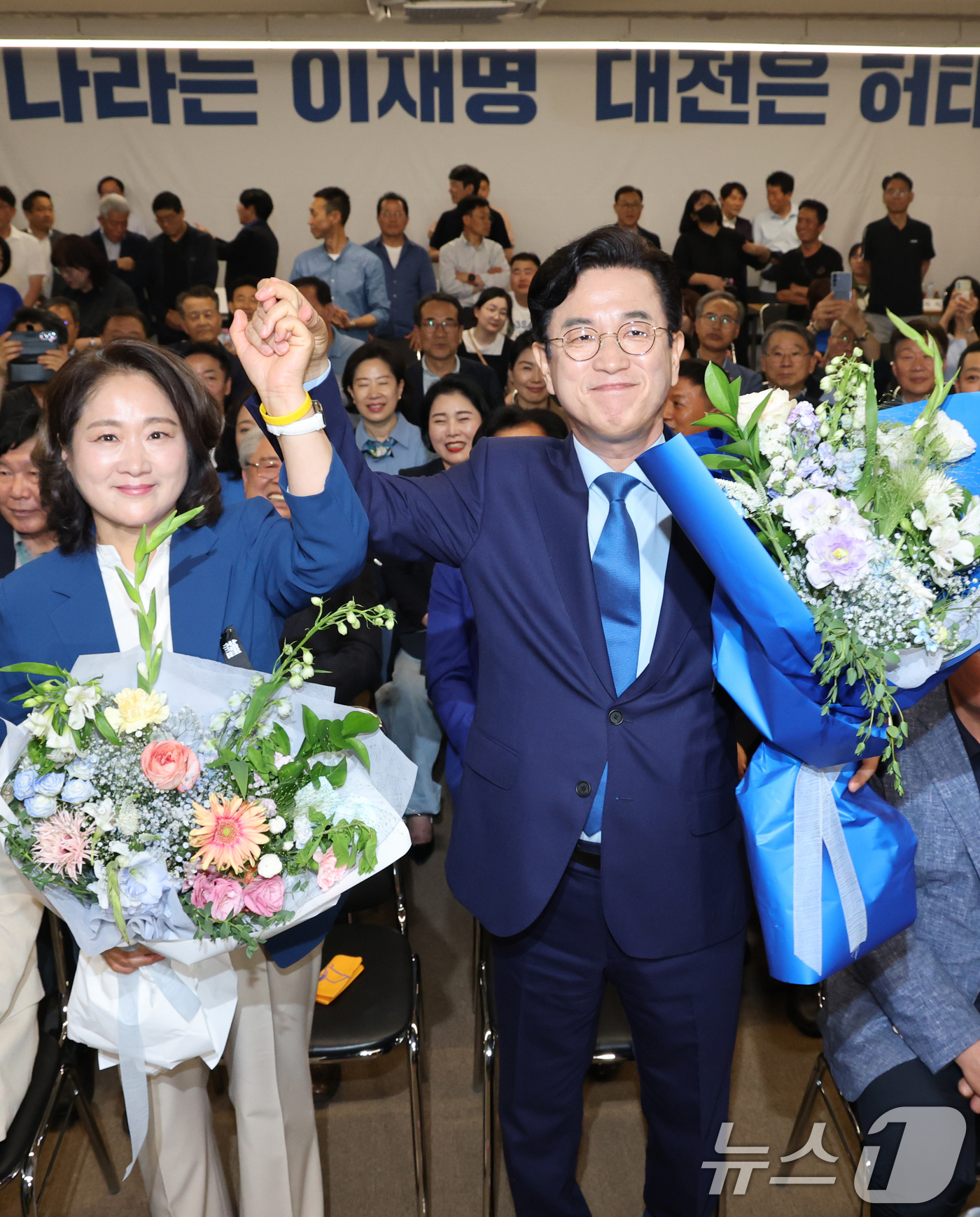 (대전=뉴스1) 김기태 기자 = 허태정 더불어민주당 대전시장 후보가 3일 대전 중구 선거사무실에서 당선이 확실해지자 꽃다발을 들고 환호하고 있다. 2026.6.3/뉴스1