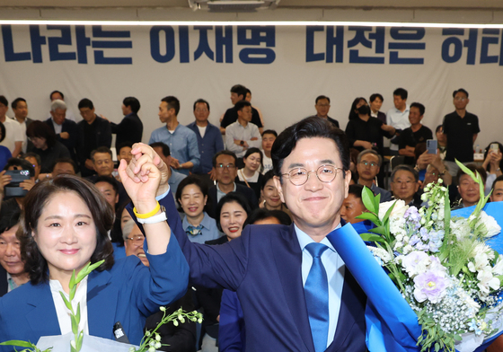 환호하는 허태정 대전시장 후보
