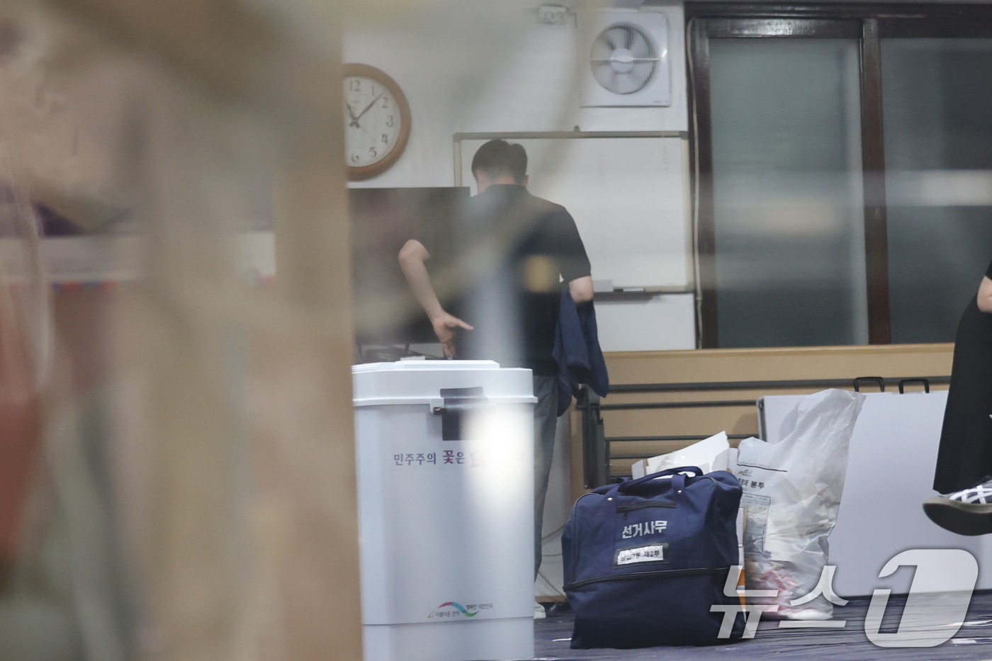 (서울=뉴스1) 박지혜 기자 = 제9회 전국동시지방선거일인 3일 오후 서울 송파구 잠실7동 제2투표소에서 일부 주민들이 투표함 이동에 반대하며 대기하는 상황이 이어지면서 투표함이 …