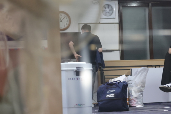 투표소 떠나지 못하는 투표함