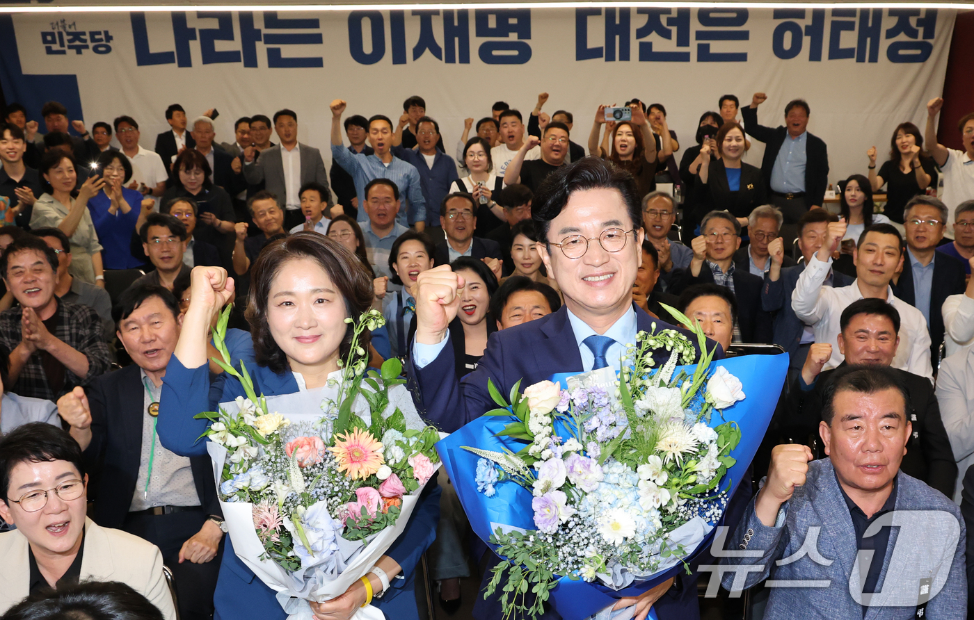 (대전=뉴스1) 김기태 기자 = 허태정 더불어민주당 대전시장 후보가 3일 대전 중구 선거사무실에서 당선이 확실해지자 꽃다발을 들고 환호하고 있다. 2026.6.3/뉴스1