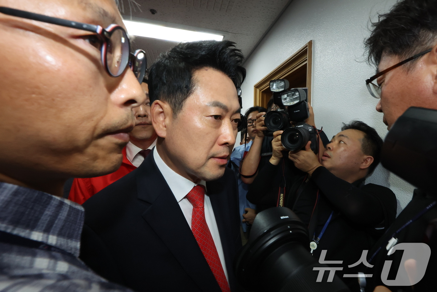 (과천=뉴스1) 김진환 기자 = 장동혁 국민의힘 대표가 6·3 지방선거 본투표가 실시된 3일 서울 송파구 등 일부 투표소에서 벌어진 투표용지 부족 사태와 관련해 경기 과천 중앙선거 …