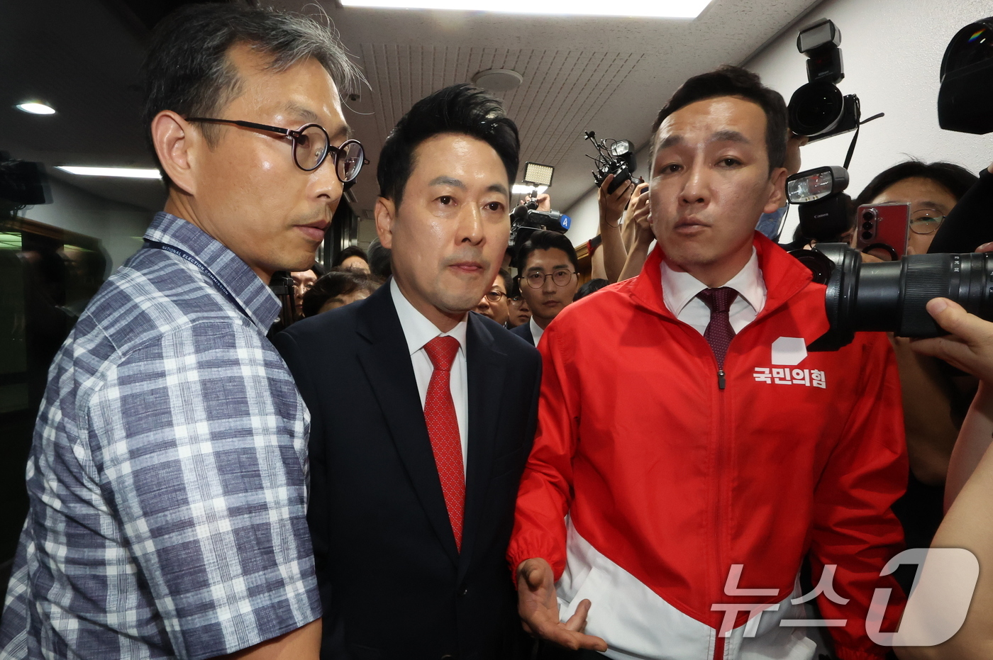 (과천=뉴스1) 김진환 기자 = 장동혁 국민의힘 대표가 6·3 지방선거 본투표가 실시된 3일 서울 송파구 등 일부 투표소에서 벌어진 투표용지 부족 사태와 관련해 경기 과천 중앙선거 …