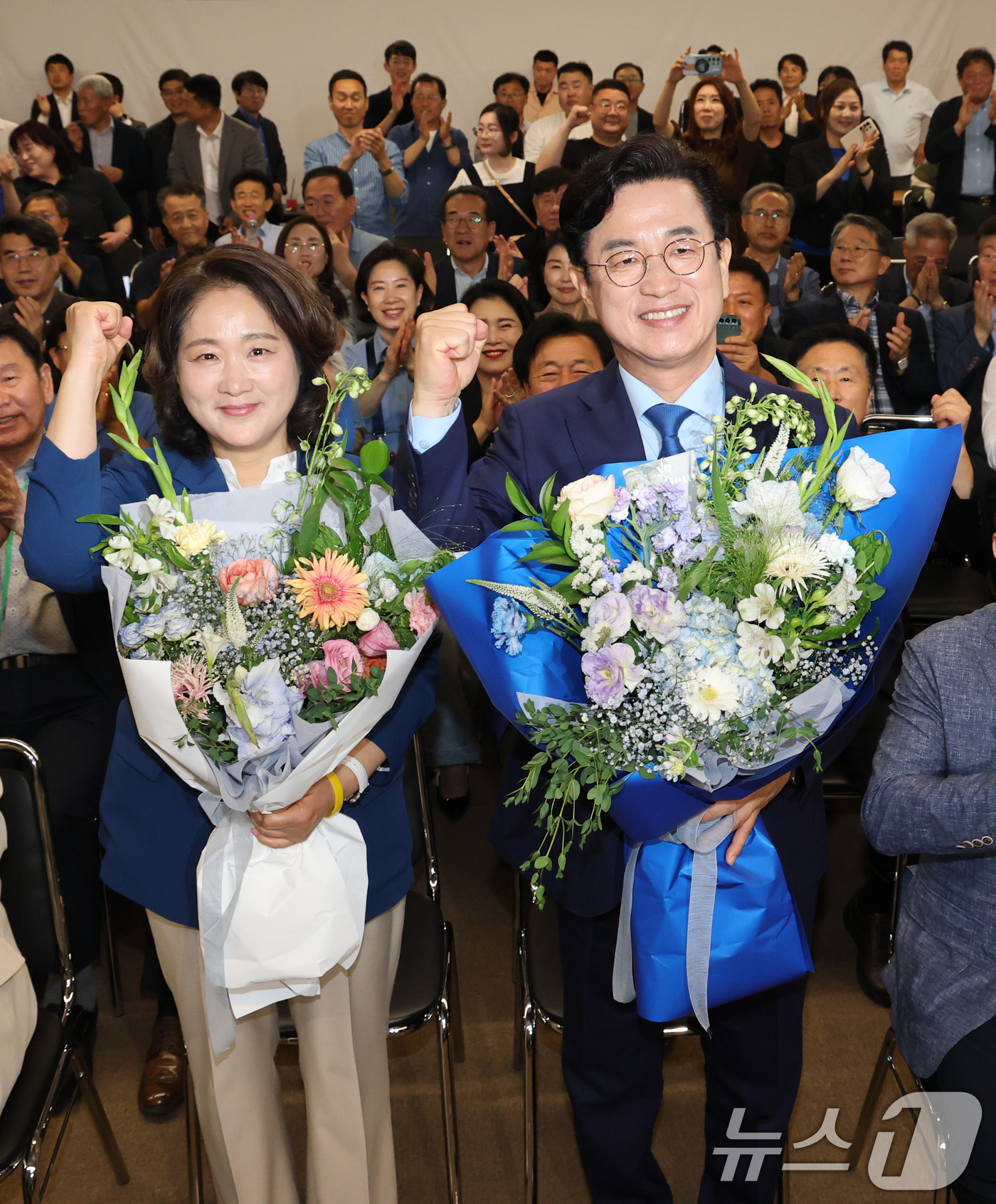 (대전=뉴스1) 김기태 기자 = 허태정 더불어민주당 대전시장 후보가 3일 대전 중구 선거사무실에서 당선이 확실해지자 꽃다발을 들고 환호하고 있다. 2026.6.3/뉴스1