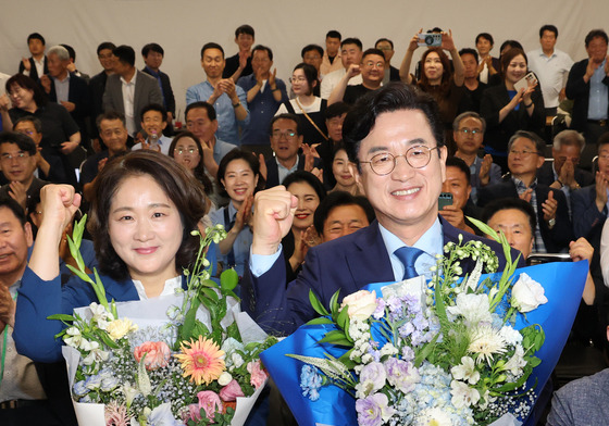 기뻐하는 허태정 대전시장 후보