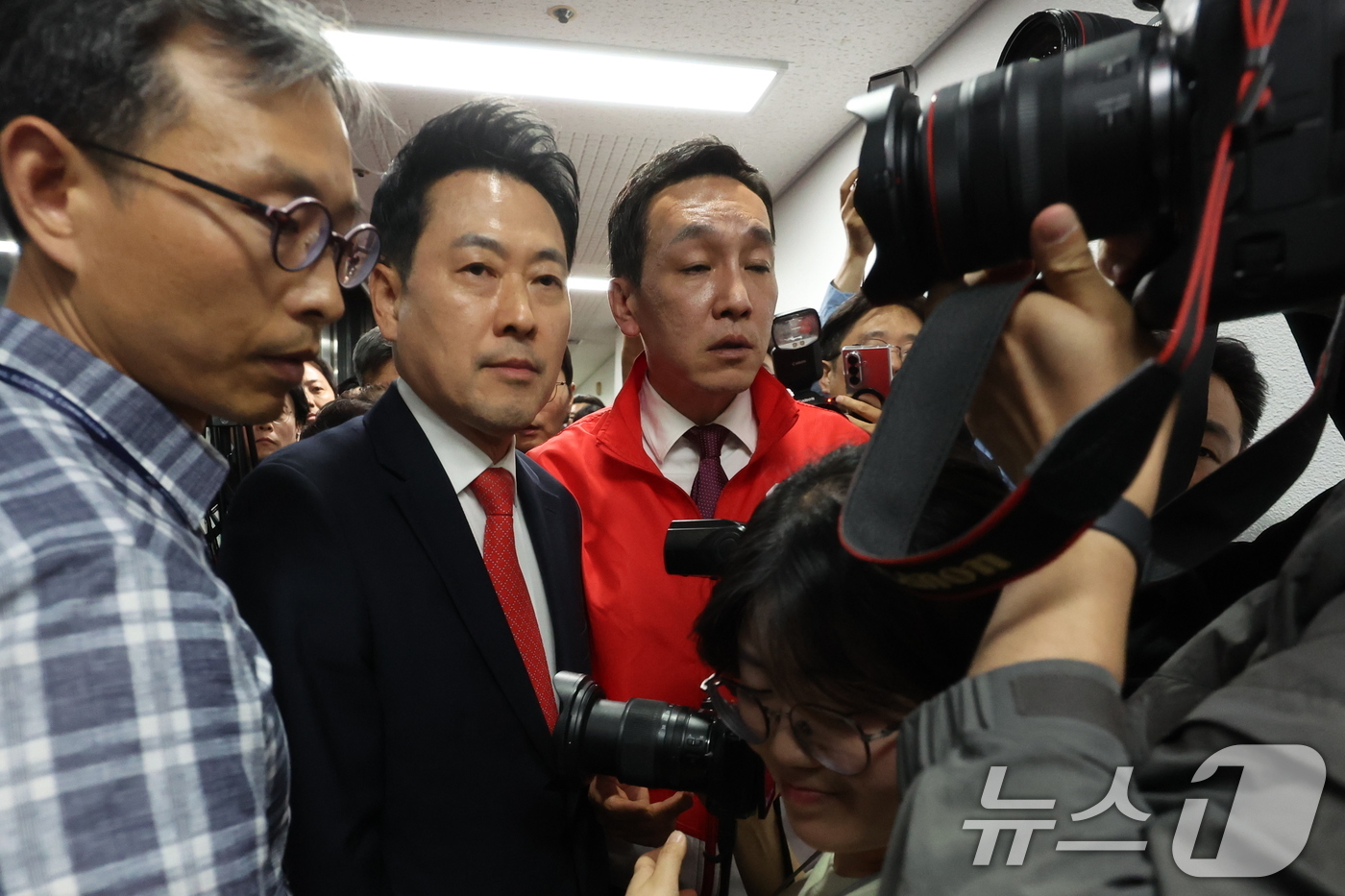 (서울=뉴스1) 김진환 기자 = 장동혁 국민의힘 대표가 6·3 지방선거 본투표가 실시된 3일 서울 송파구 등 일부 투표소에서 벌어진 투표용지 부족 사태와 관련해 경기 과천 중앙선거 …