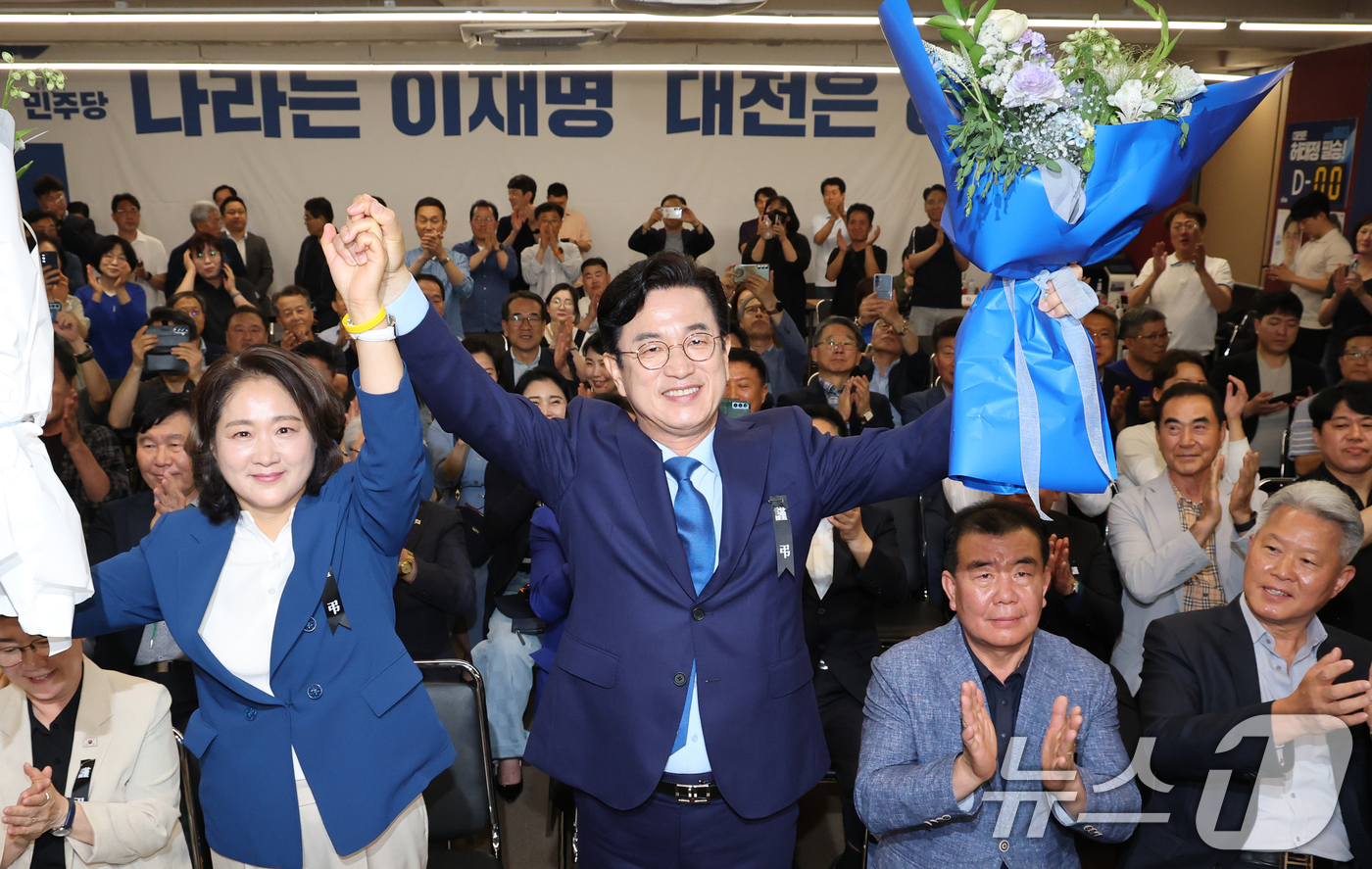 (대전=뉴스1) 김기태 기자 = 허태정 더불어민주당 대전시장 후보가 3일 대전 중구 선거사무실에서 당선이 확실해지자 꽃다발을 들고 환호하고 있다. 2026.6.3/뉴스1