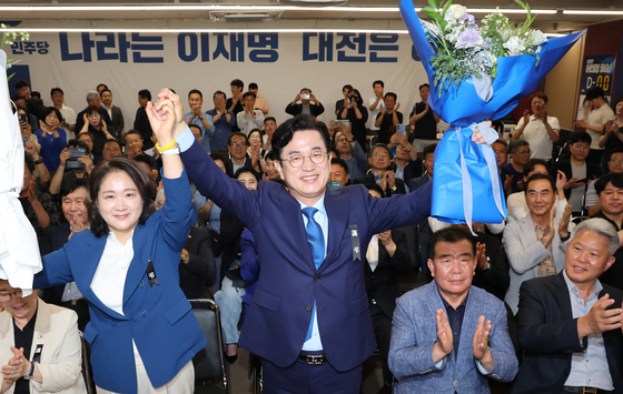 꽃다발 들고 환호하는 허태정 대전시장 후보
