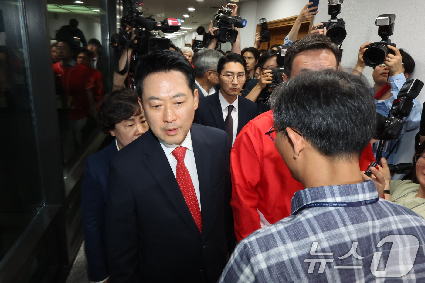 (서울=뉴스1) 김진환 기자 = 장동혁 국민의힘 대표가 6·3 지방선거 본투표가 실시된 3일 서울 송파구 등 일부 투표소에서 벌어진 투표용지 부족 사태와 관련해 경기 과천 중앙선거 …