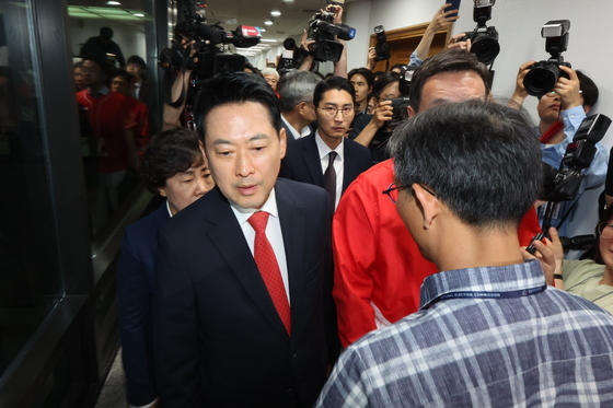 선관위, '투표용지 부족' 사태에 자정 긴급 위원회 소집
