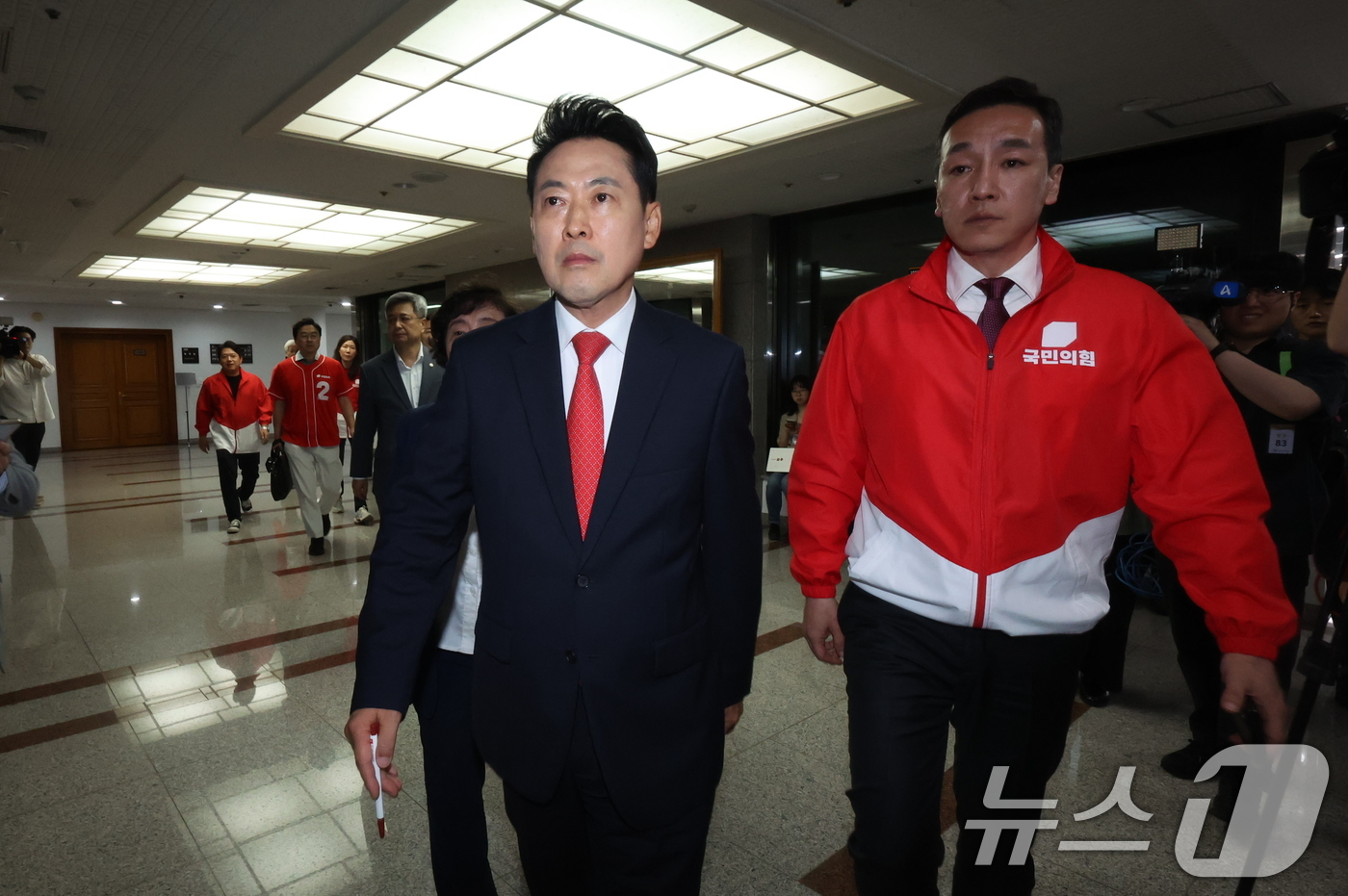 (서울=뉴스1) 김진환 기자 = 장동혁 국민의힘 대표가 6·3 지방선거 본투표가 실시된 3일 서울 송파구 등 일부 투표소에서 벌어진 투표용지 부족 사태와 관련해 경기 과천 중앙선거 …