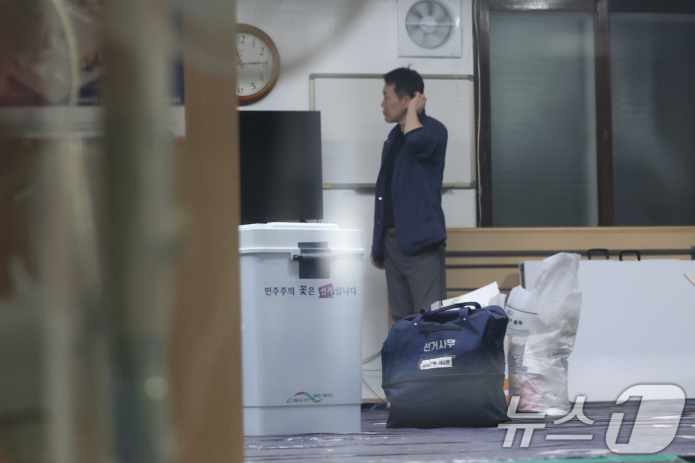 본문 이미지 - 제9회 전국동시지방선거일인 3일 오후 서울 송파구 잠실7동 제2투표소에서 일부 주민들이 투표함 이동에 반대하며 대기하는 상황이 이어지면서 투표함이 개표소로 이송되지 못하고 있다. 2026.6.3 ⓒ 뉴스1 박지혜 기자