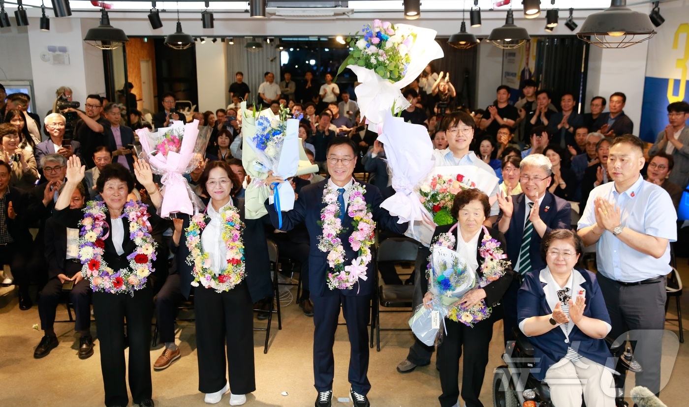 (제주=뉴스1) 강승남 기자 = 3일 실시한 제9회 전국동시지방선거 제주도지사선거에서 위성곤 더불어민주당 후보가 선거사무소에서 당선이 확실시되자 지지자들과 환호하고 있다.2026. …