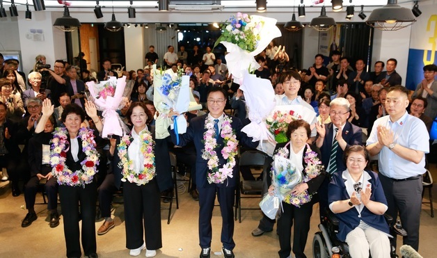 환호하는 위성곤 더불어민주당 제주지사 후보