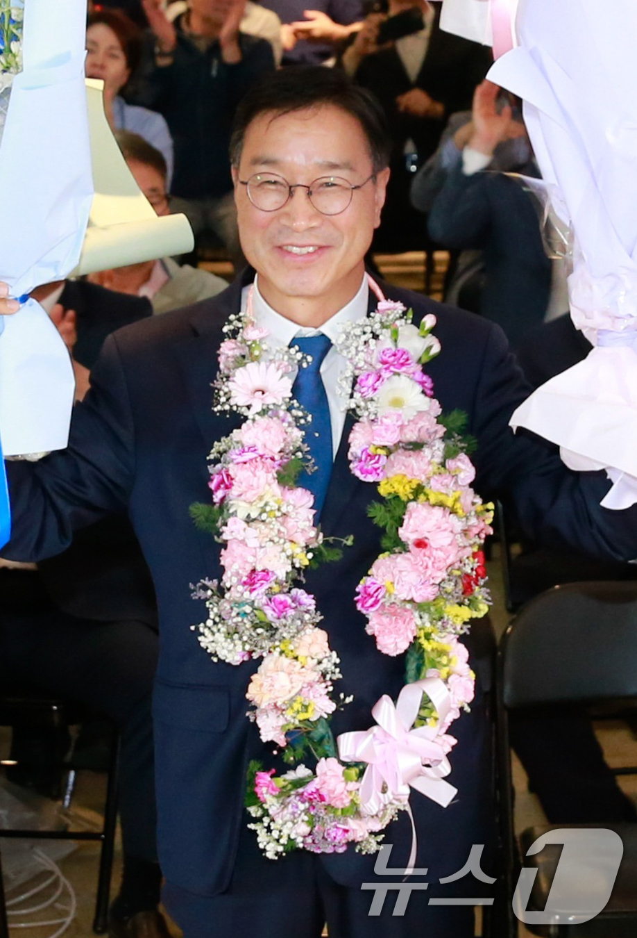 (제주=뉴스1) 강승남 기자 = 3일 실시한 제9회 전국동시지방선거 제주도지사선거에서 위성곤 더불어민주당 후보가 제주 선거사무소에서 당선이 확실시되자 지지자들과 환호하고 있다.20 …