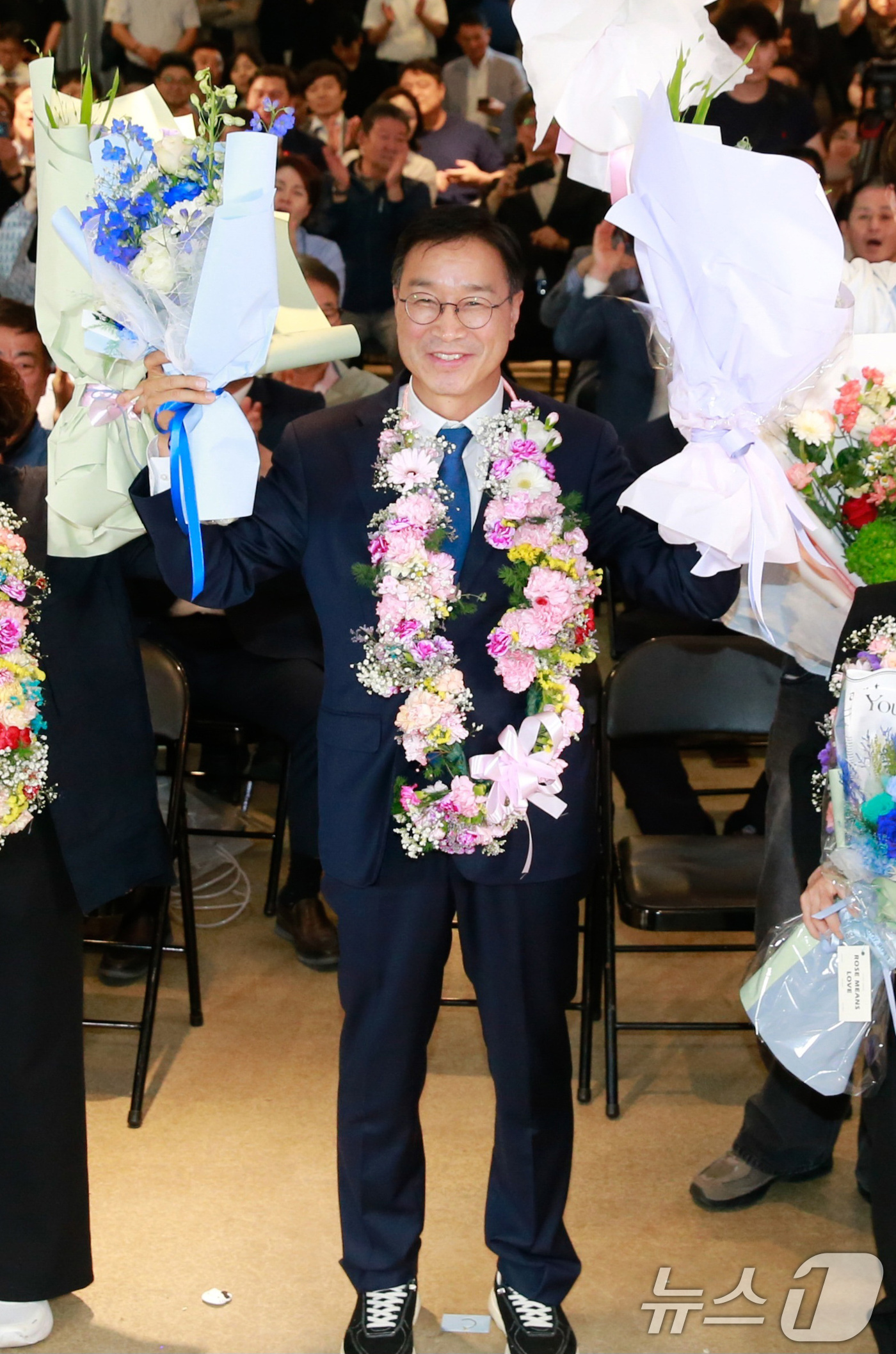 (제주=뉴스1) 강승남 기자 = 3일 실시한 제9회 전국동시지방선거 제주도지사선거에서 위성곤 더불어민주당 후보가 제주 선거사무소에서 당선이 확실시되자 지지자들과 환호하고 있다.20 …