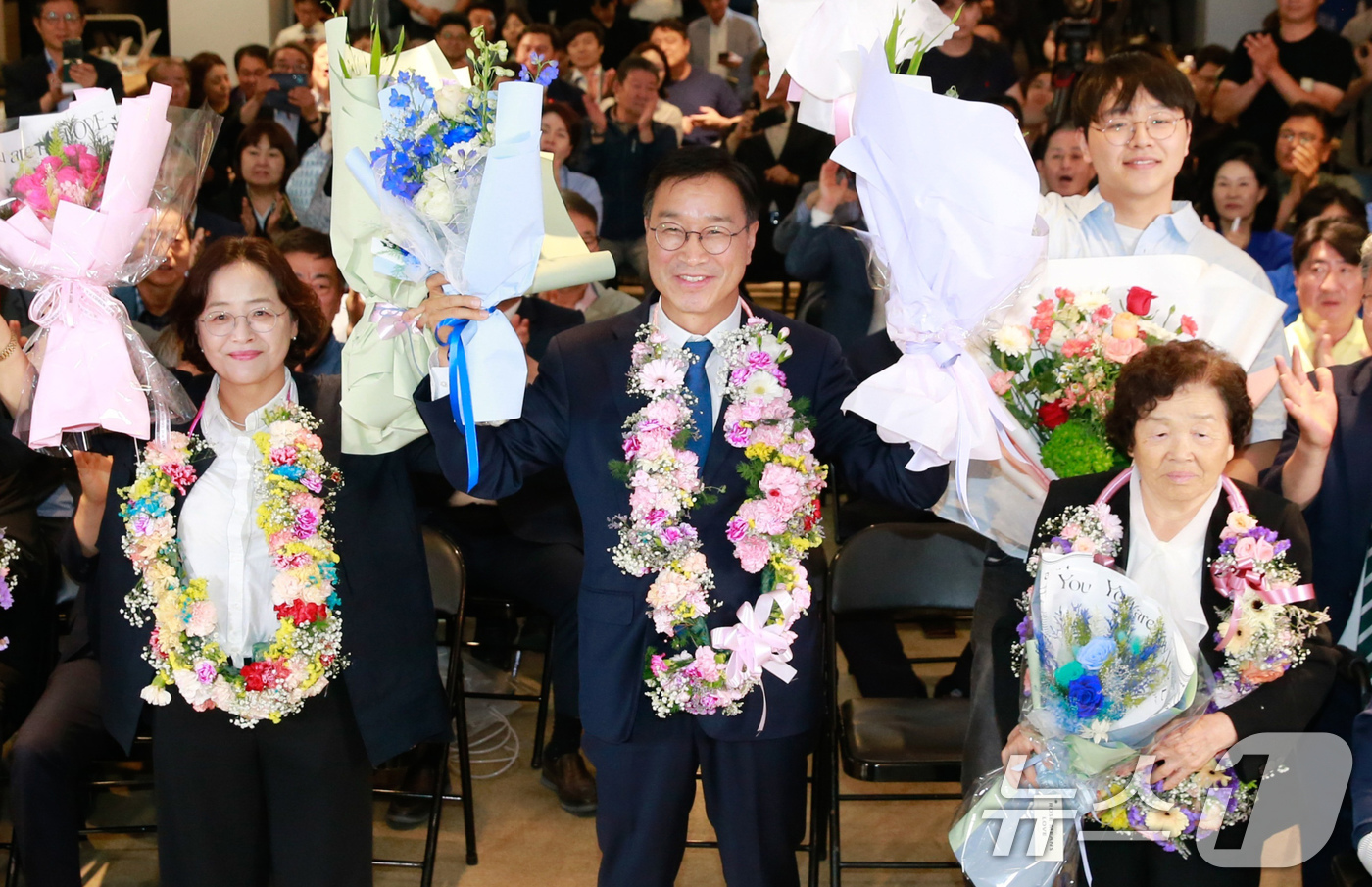 (제주=뉴스1) 강승남 기자 = 3일 실시한 제9회 전국동시지방선거 제주도지사선거에서 위성곤 더불어민주당 후보가 제주 선거사무소에서 당선이 확실시되자 지지자들과 환호하고 있다. 2 …