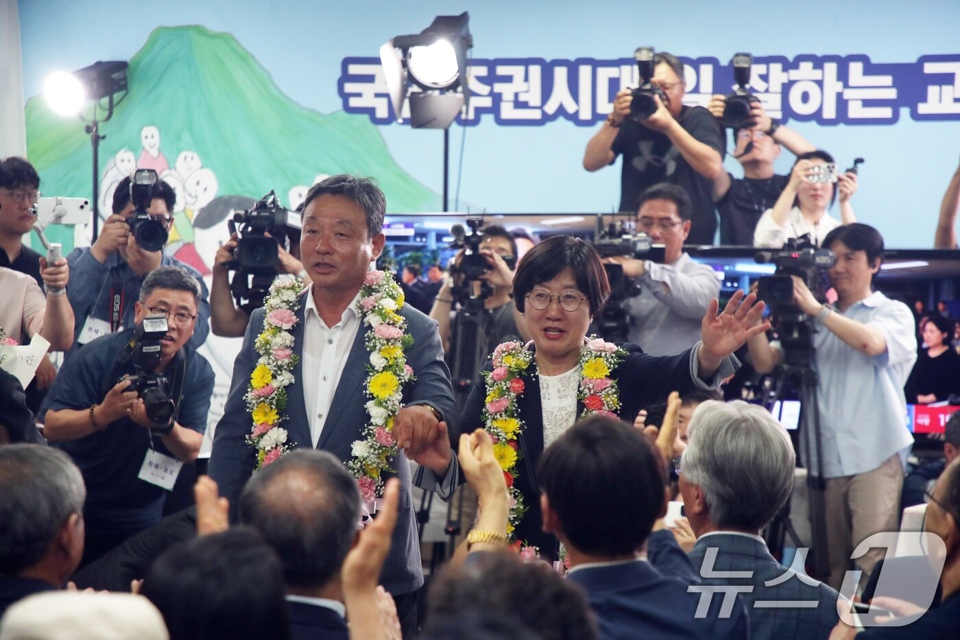 본문 이미지 - 제9회 전국동시지방선거 제주교육감선거일인 3일 고의숙 제주교육감 후보가 제주시 선거사무소에서 당선이 확실시되자 지지자들과 환호하고 있다. 2026.6.3 ⓒ 뉴스1 고동명 기자