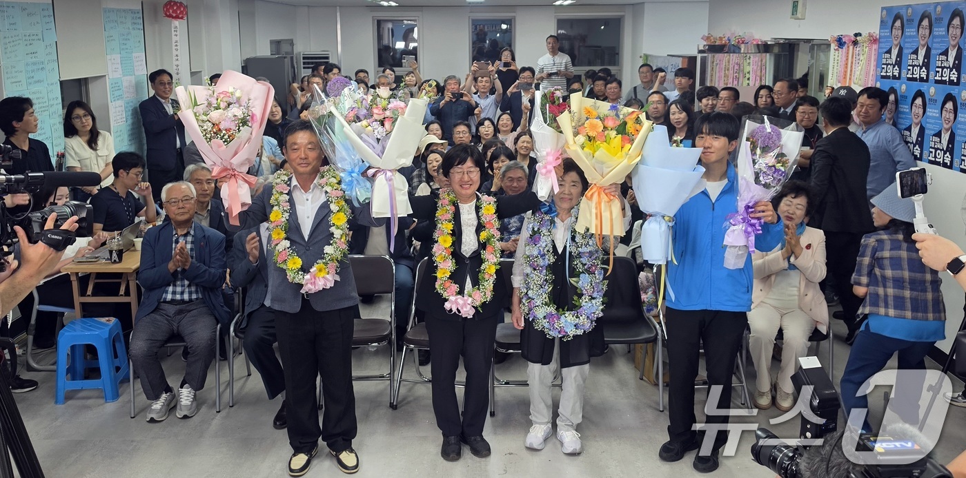 (제주=뉴스1) 고동명 기자 = 제9회 전국동시지방선거 제주교육감선거일인 3일 고의숙 제주도 교육감 후보가 제주시 선거사무소에서 당선이 확실시되자 지지자들과 환호하고 있다. 202 …