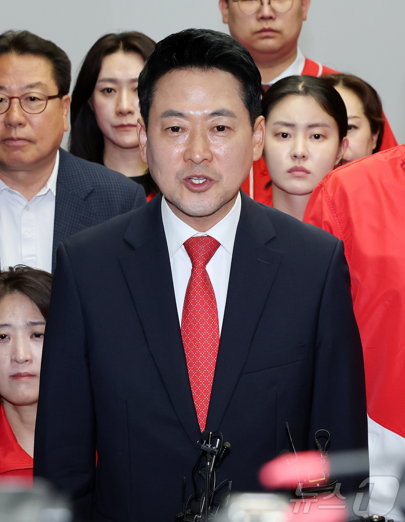 (과천=뉴스1) 김진환 기자 = 장동혁 국민의힘 대표가 6·3 지방선거 본투표가 실시된 3일 서울 송파구 등 일부 투표소에서 벌어진 투표용지 부족 사태와 관련해 경기 과천 중앙선거 …