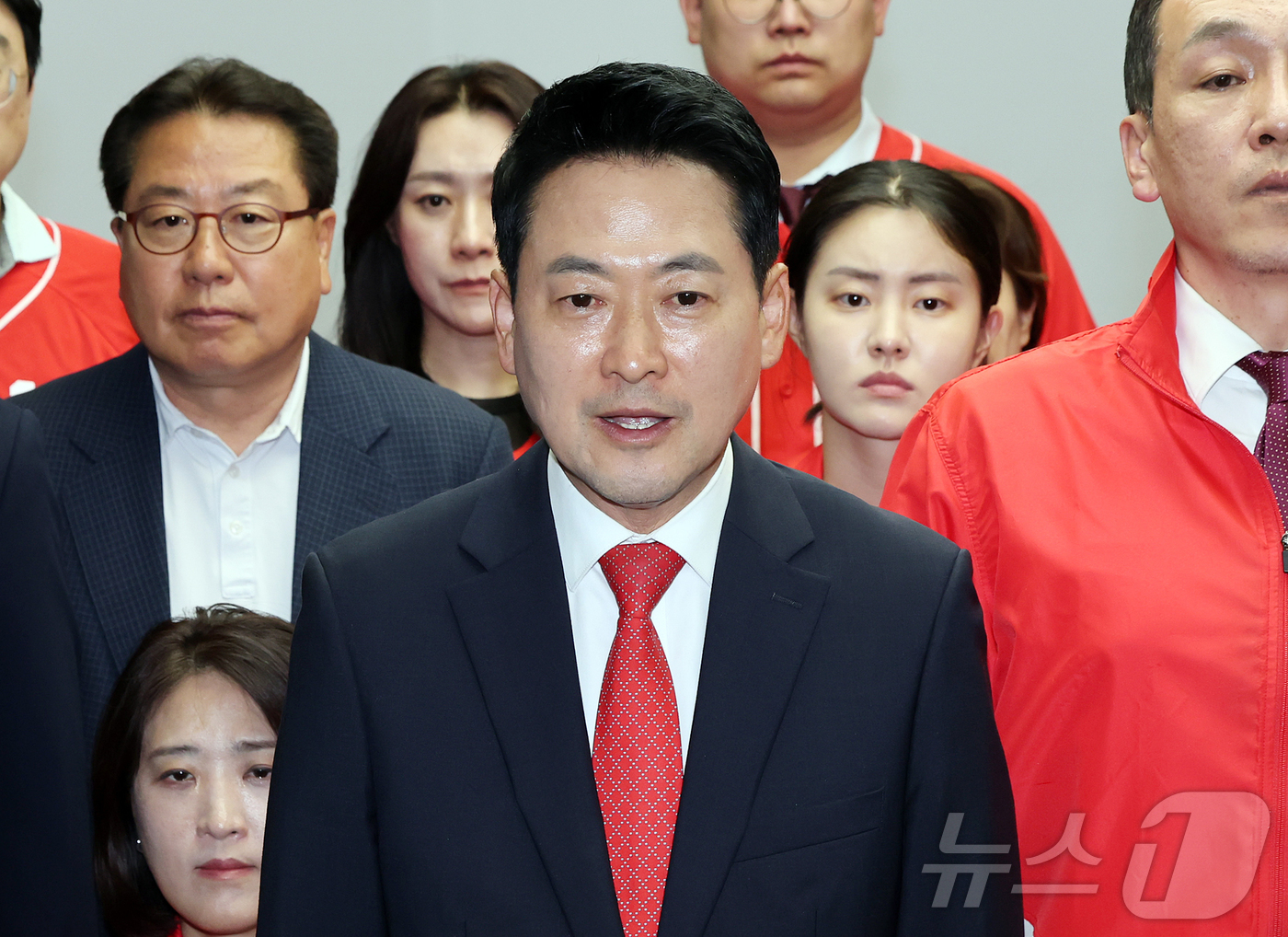 (서울=뉴스1) 김진환 기자 = 장동혁 국민의힘 대표가 6·3 지방선거 본투표가 실시된 3일 서울 송파구 등 일부 투표소에서 벌어진 투표용지 부족 사태와 관련해 경기 과천 중앙선거 …