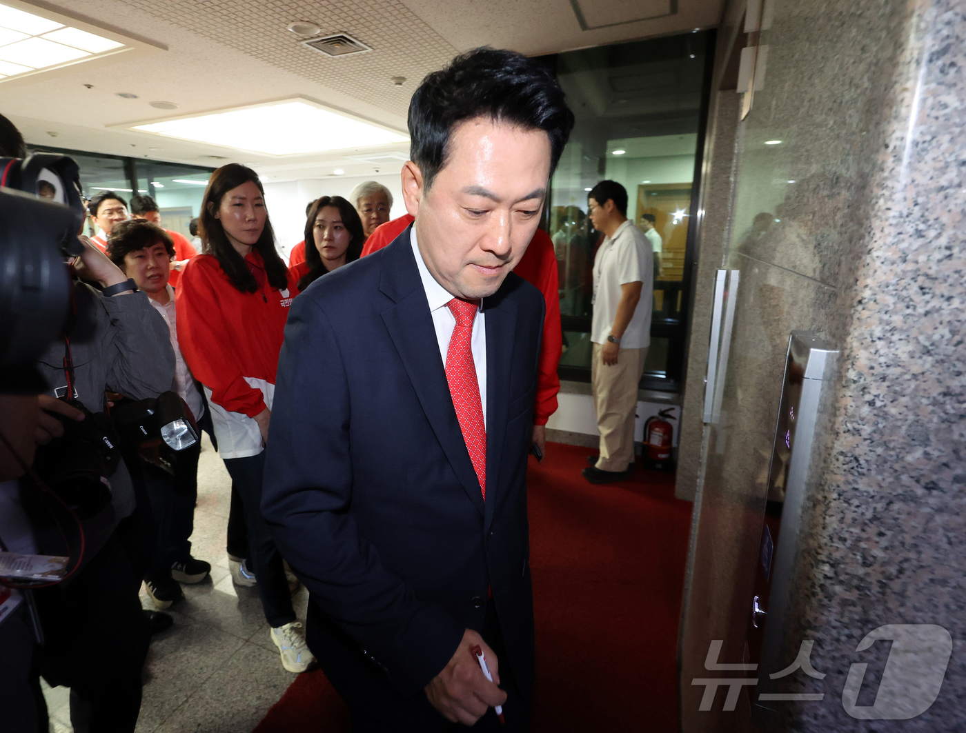 (과천=뉴스1) 김진환 기자 = 장동혁 국민의힘 대표가 6·3 지방선거 본투표가 실시된 3일 서울 송파구 등 일부 투표소에서 벌어진 투표용지 부족 사태와 관련해 경기 과천 중앙선거 …