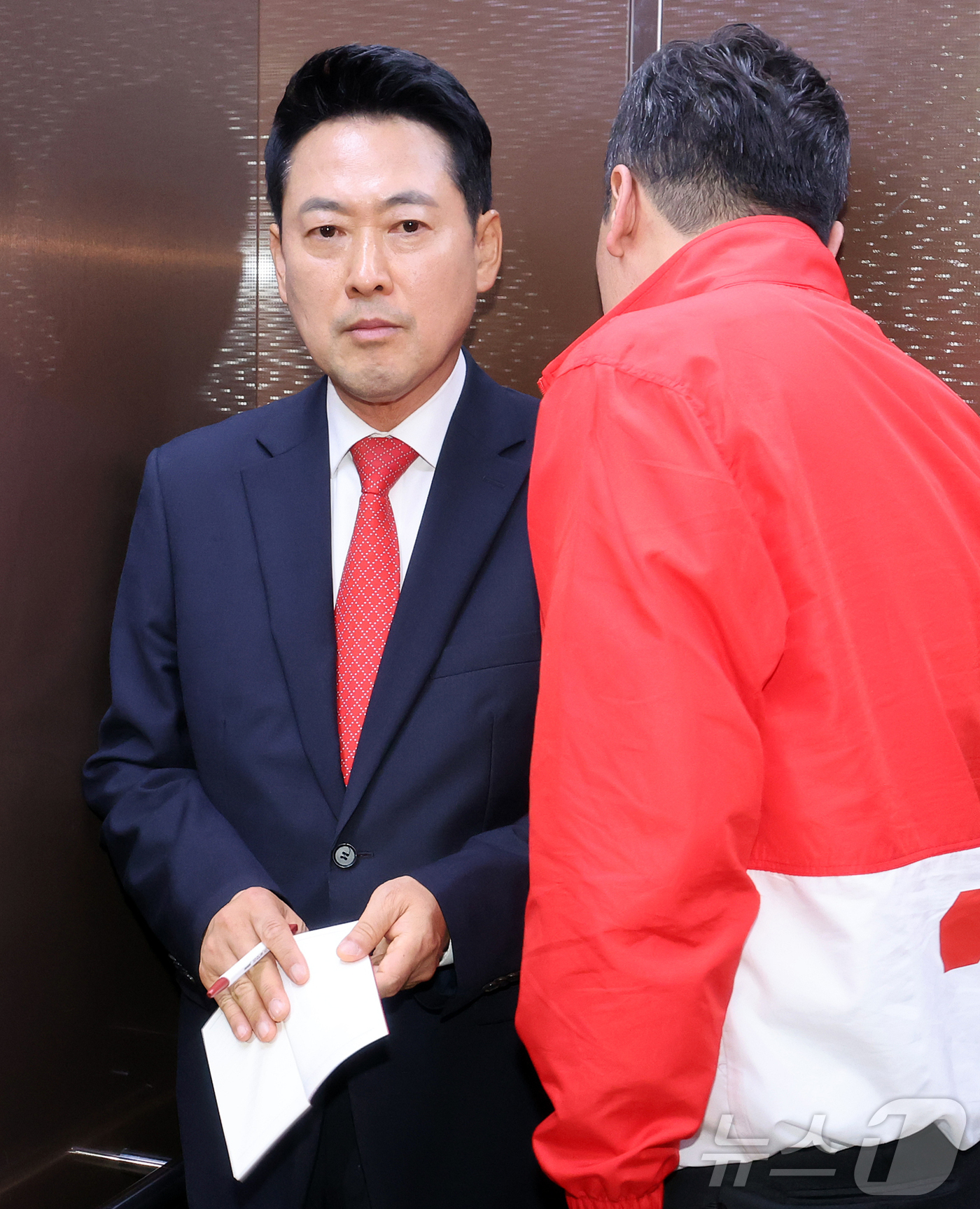 (과천=뉴스1) 김진환 기자 = 장동혁 국민의힘 대표가 6·3 지방선거 본투표가 실시된 3일 서울 송파구 등 일부 투표소에서 벌어진 투표용지 부족 사태와 관련해 경기 과천 중앙선거 …