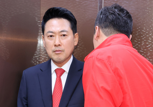 김민수 최고위원과 귀엣말 나누는 장동혁 대표