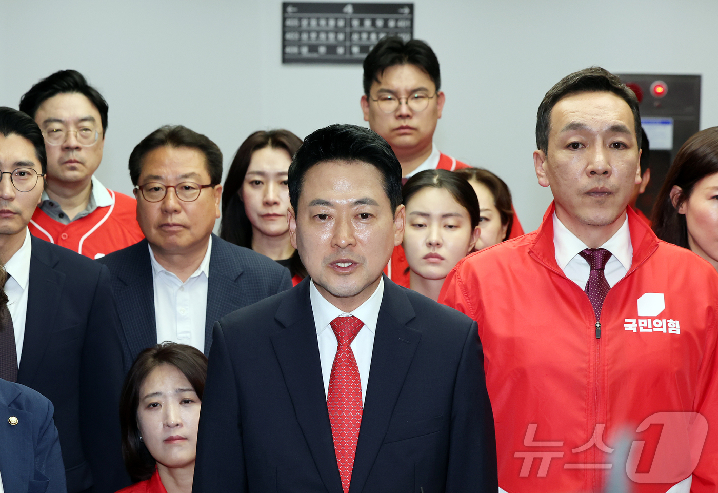 (과천=뉴스1) 김진환 기자 = 장동혁 국민의힘 대표가 6·3 지방선거 본투표가 실시된 3일 서울 송파구 등 일부 투표소에서 벌어진 투표용지 부족 사태와 관련해 경기 과천 중앙선거 …