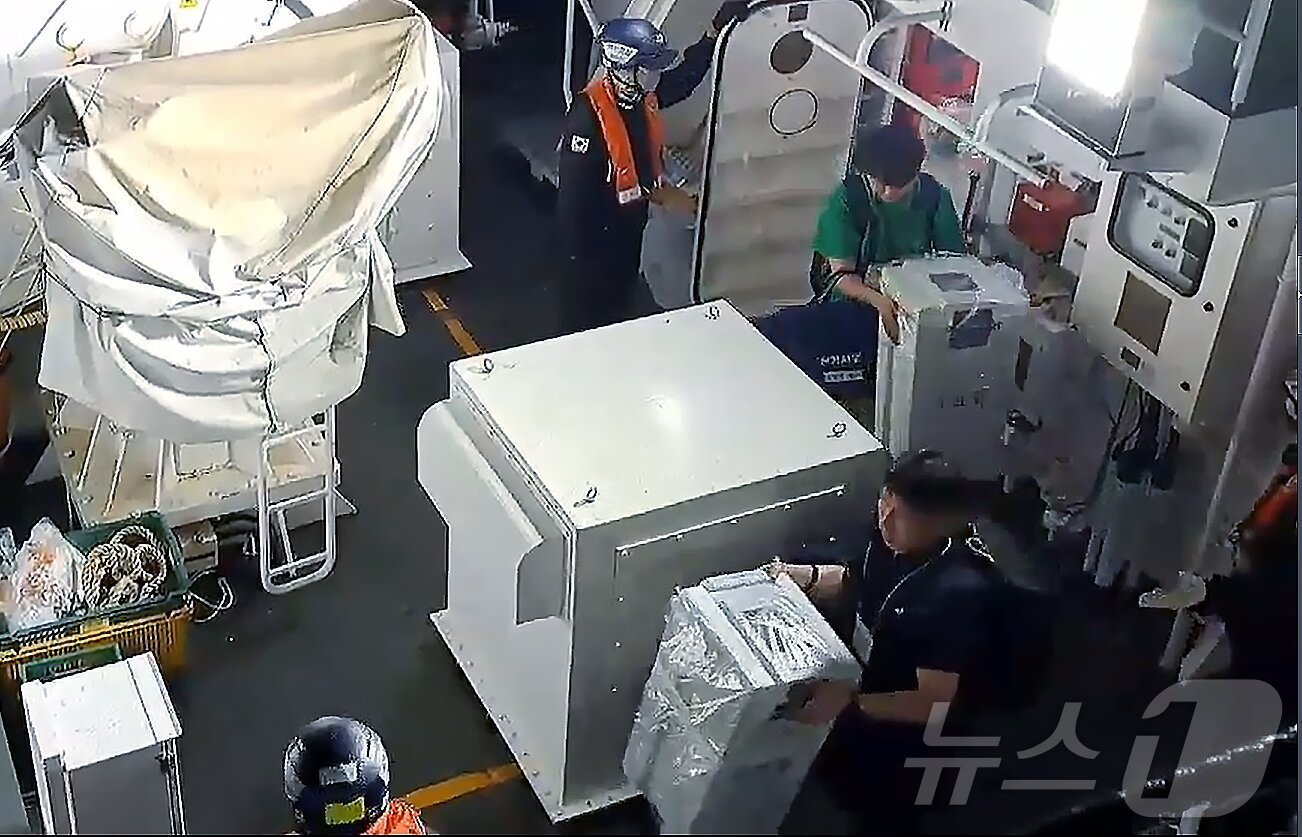 (서울=뉴스1) = 제9회 전국동시지방선거일인 3일 인천해경전용부두에 도착한 인천해양경찰서 경비함정에서 해양경찰 및 선관위 관계자들이 덕적도에서 이송한 투표함을 하선하고 있다. ( …