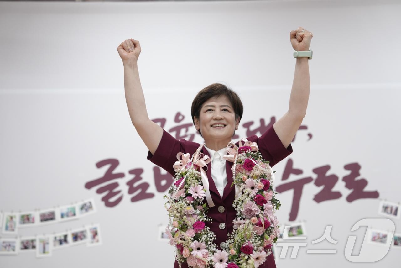 (대구=뉴스1) 남승렬 기자 = 강은희 대구교육감 후보가 3일 오후 당선이 유력해지자 선거사무소에서 축하 꽃목걸이를 받고 기뻐하고 있다. (강은희 후보 캠프 제공. 재판매 및 DB …