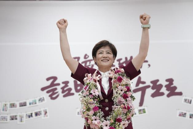 축하 꽃목걸이 받은 강은희 대구교육감 후보