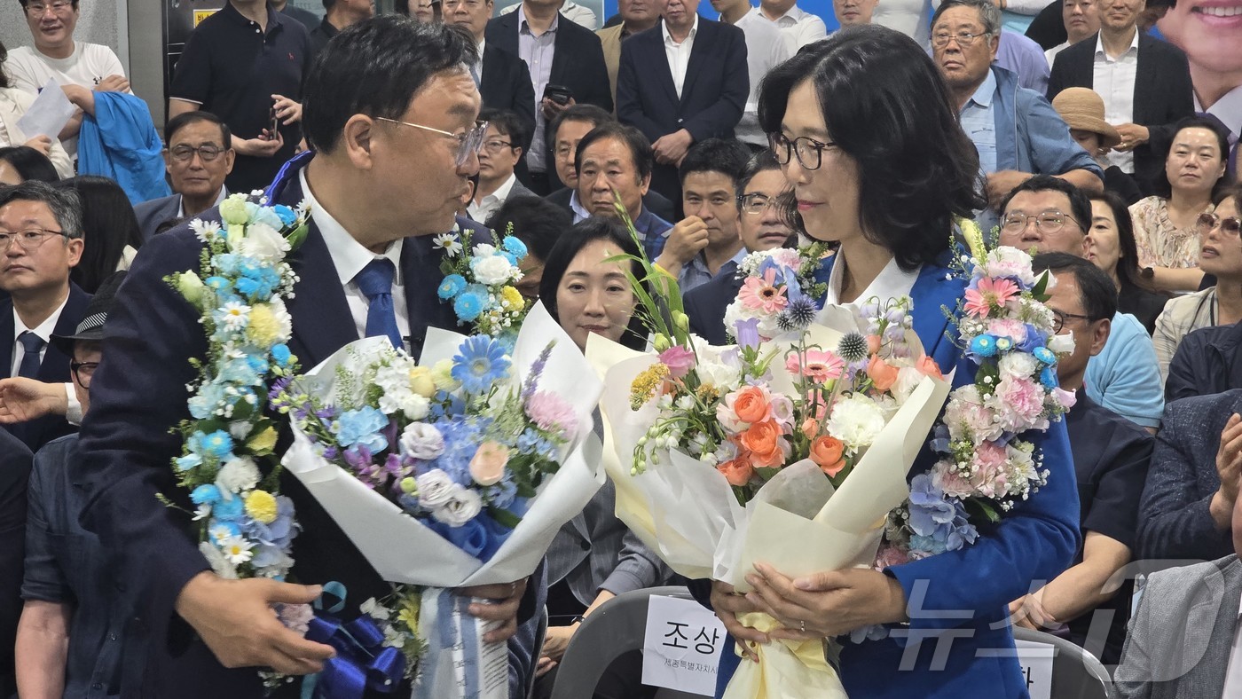 (세종=뉴스1) 장동열 기자 = 제9회 전국동시지방선거가 열린 3일 오후 더불어민주당 조상호 세종시장 후보(왼쪽)가 세종시 나성동 선거사무실에서 당선 유력이 뜨자 꽃다발을 들고 환 …