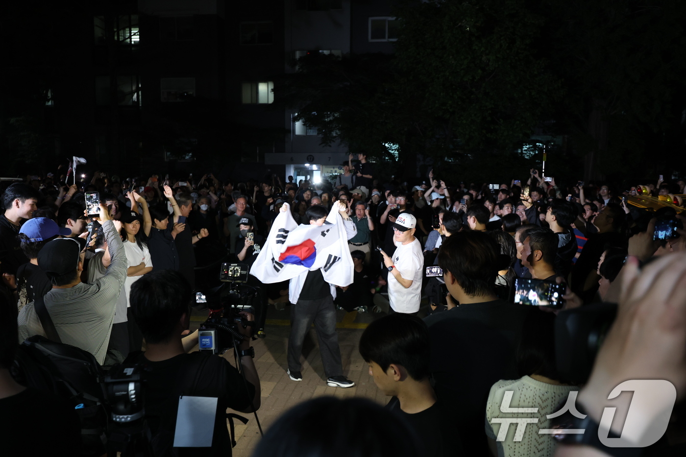 (서울=뉴스1) 박지혜 기자 = 제9회 전국동시지방선거일인 3일 오후 서울 송파구 잠실7동 제2투표소에서 일부 주민들이 개표 중단을 외치고 있다. 2026.6.3/뉴스1