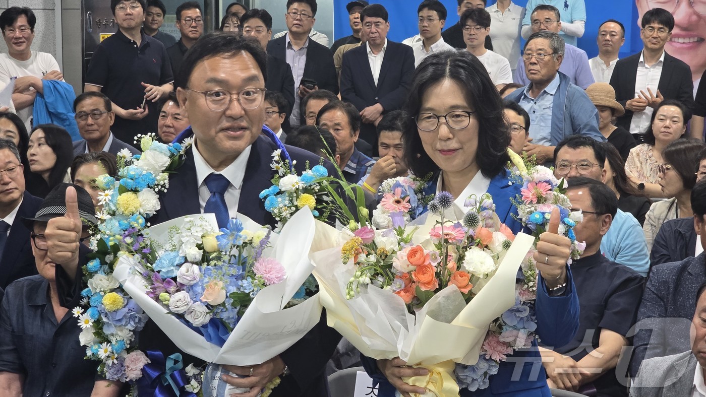 (세종=뉴스1) 장동열 기자 = 제9회 전국동시지방선거가 열린 3일 오후 더불어민주당 조상호 세종시장 후보(왼쪽)가 세종시 나성동 선거사무실에서 당선 유력이 뜨자 꽃다발을 들고 환 …