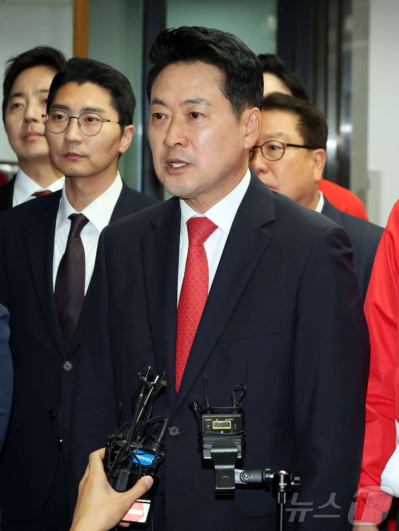 (과천=뉴스1) 김진환 기자 = 장동혁 국민의힘 대표가 6·3 지방선거 본투표가 실시된 3일 서울 송파구 등 일부 투표소에서 벌어진 투표용지 부족 사태와 관련해 경기 과천 중앙선거 …