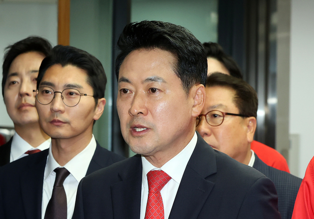 취재진 앞에서 발언하는 장동혁 대표