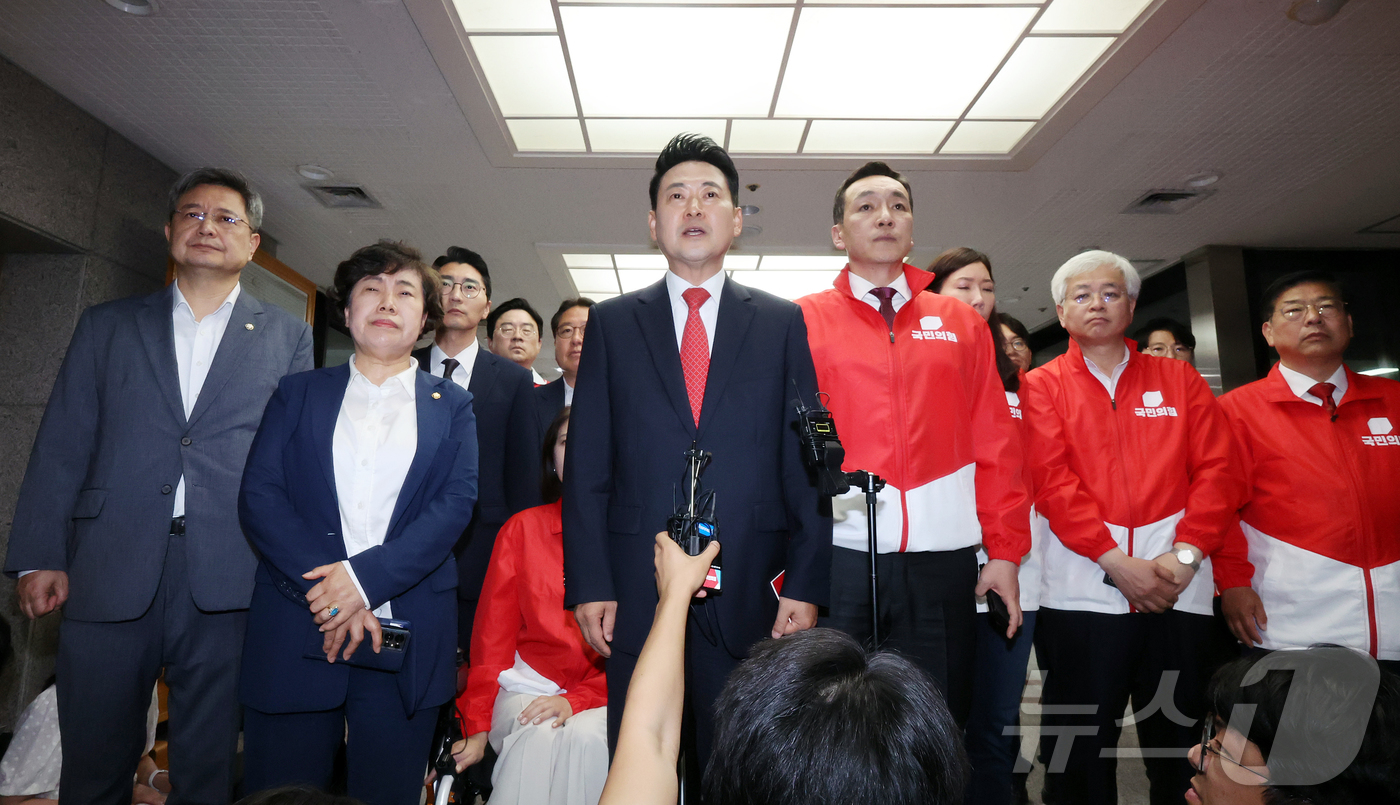(과천=뉴스1) 김진환 기자 = 장동혁 국민의힘 대표가 6·3 지방선거 본투표가 실시된 3일 서울 송파구 등 일부 투표소에서 벌어진 투표용지 부족 사태와 관련해 경기 과천 중앙선거 …