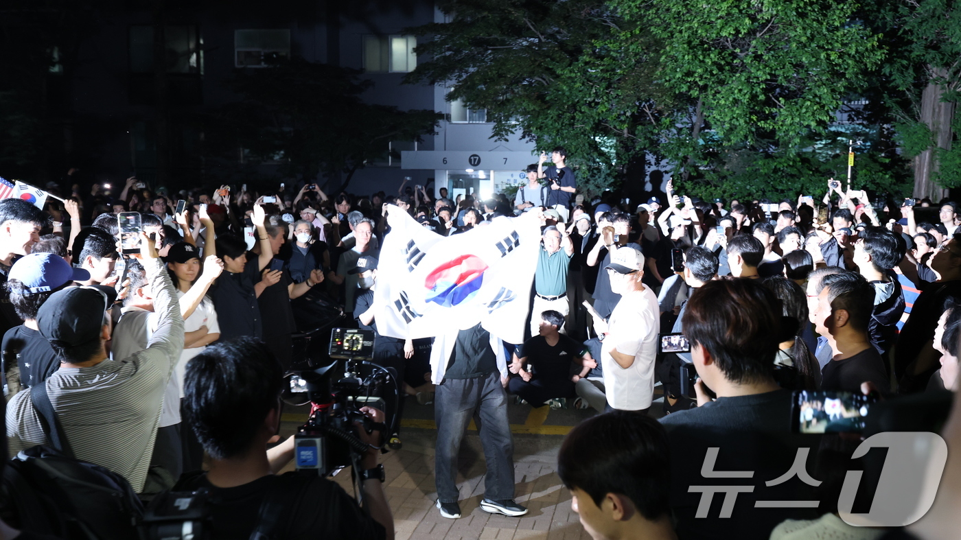 (서울=뉴스1) 박지혜 기자 = 제9회 전국동시지방선거일인 3일 오후 서울 송파구 잠실7동 제2투표소에서 일부 주민들이 개표 중단을 외치고 있다. 2026.6.3/뉴스1