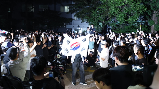 태극기 들고 '개표 중단'