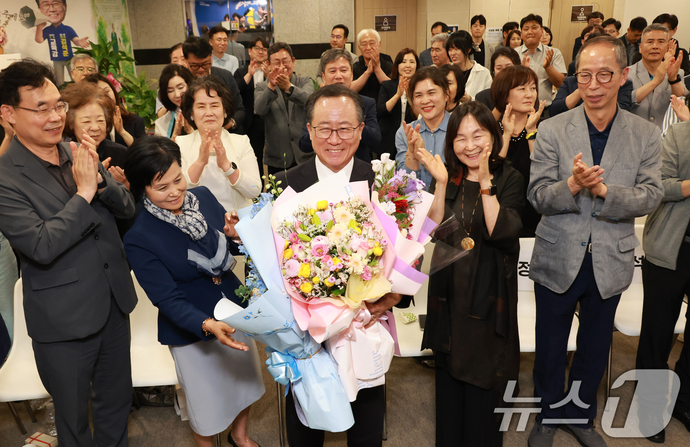 (부산=뉴스1) 윤일지 기자 = 김석준 부산시교육감 후보가 3일 부산 부산진구 자신의 선거사무소에서 제9회 전국동시지방선거 당선이 확실시 되자 꽃다발을 들고 환하게 미소 짓고 있다 …