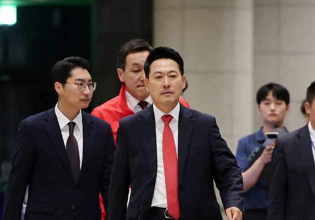 서울시 선관위로 향하는 장동혁 대표