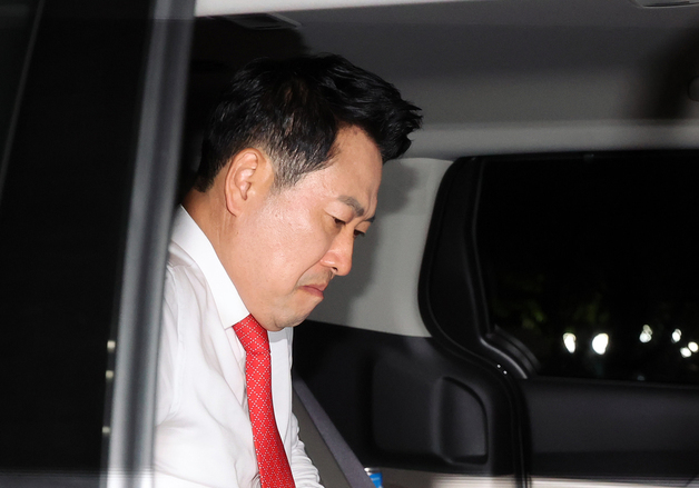 장동혁 대표, 서울시 선관위 향하기 위해 차량 탑승